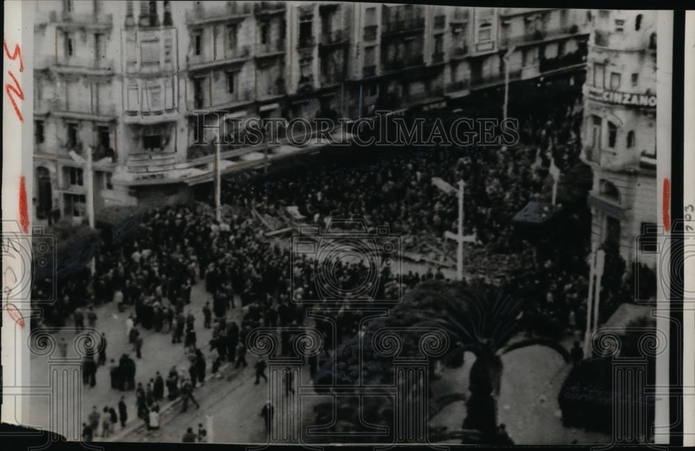 1960 Press Photo Crowd surrounds insurgent barricade across Rue Charles-Peguy - Historic Images