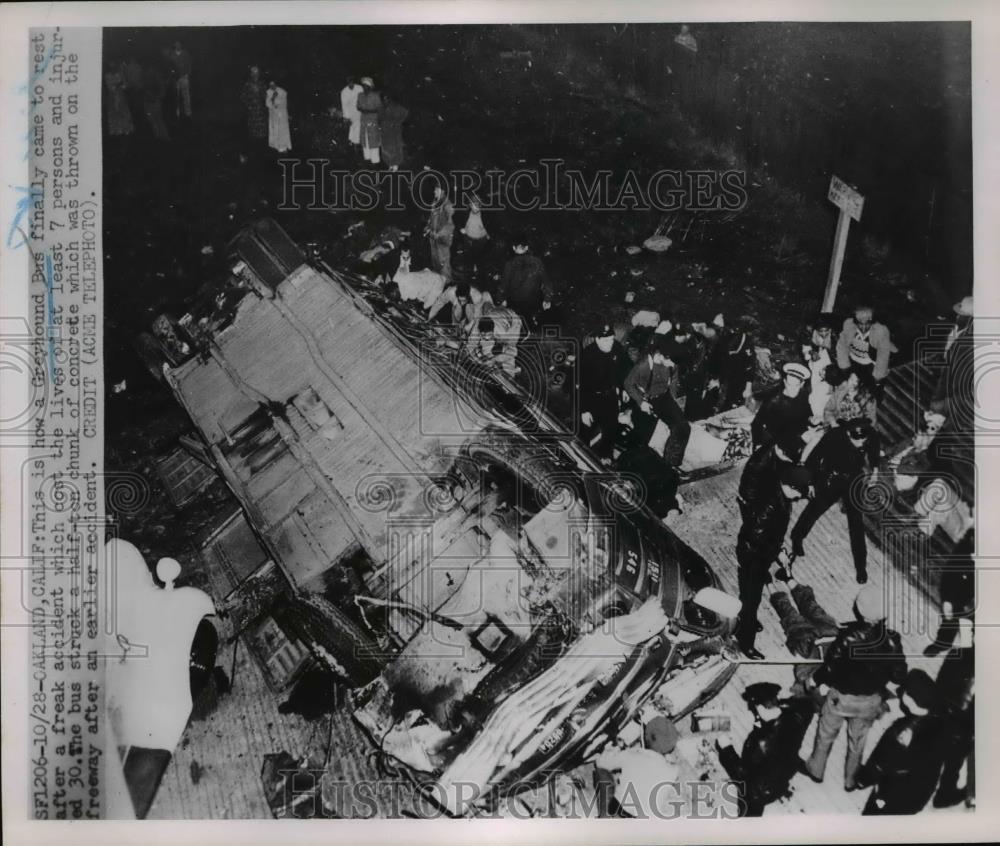 1951 Press Photo Greyhound Bus struck a half ton chunk of concrete at Oakland - Historic Images