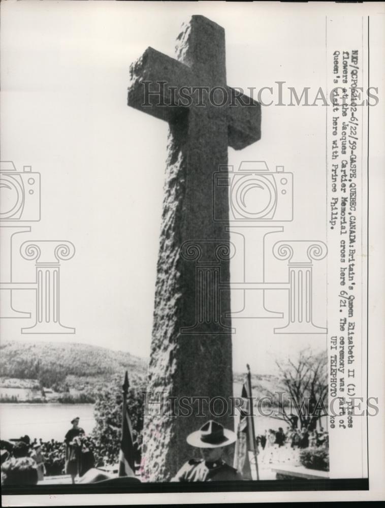 1959 Press Photo Queen Elizabeth II places flowers at Cartier Memorial Cross - Historic Images