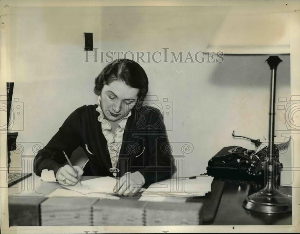 1926 Press Photo Marian Lang Housing Hostess for 50000 guests - Historic Images