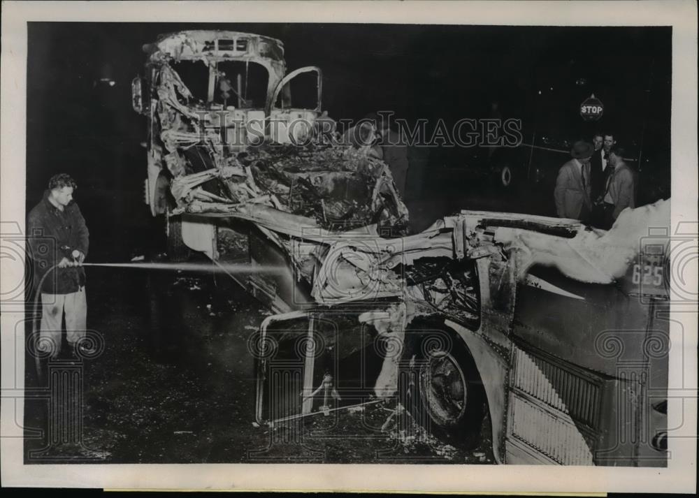 1946 Press Photo Firemen Extinguishes The Flames From The Greyhound Bus - Historic Images