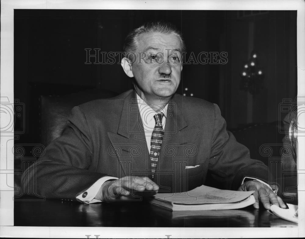 1955 Press Photo Peter Strobel Commissioner of Public Buildings testifies - Historic Images