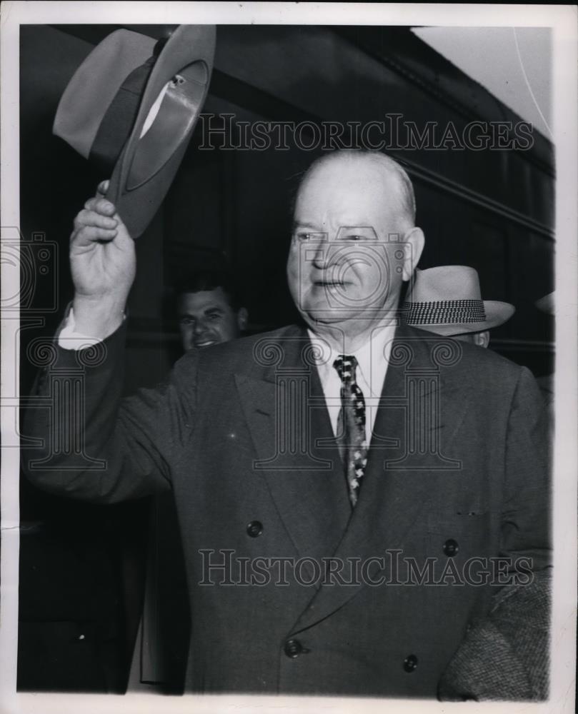 1949 Press Photo President Herbert Hoover waves hat during train stop - Historic Images