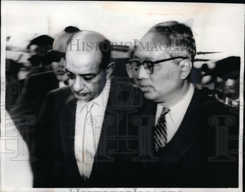 1967 Press Photo UN Secretary General Thant Is Greeted By Mahmoud Riad - Historic Images