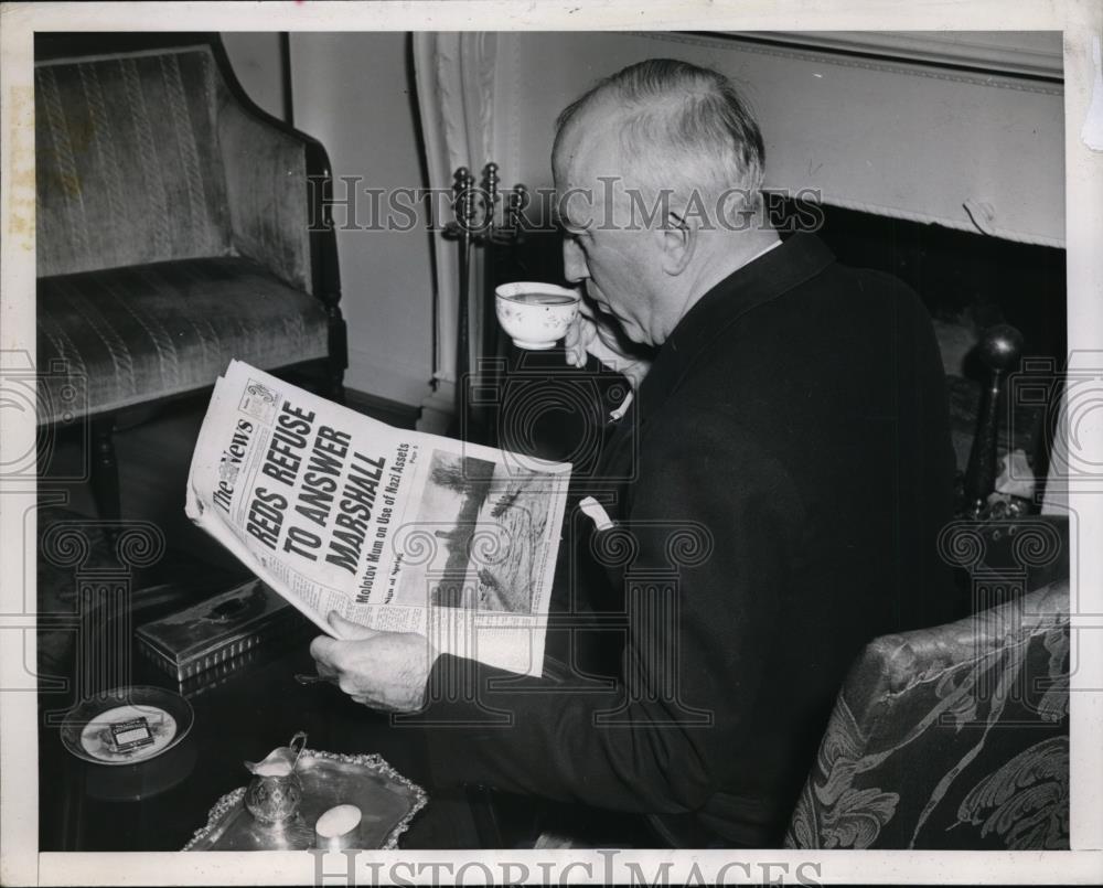 1947 Press Photo Former Secretary of State James Byrnes reads newspaper - Historic Images
