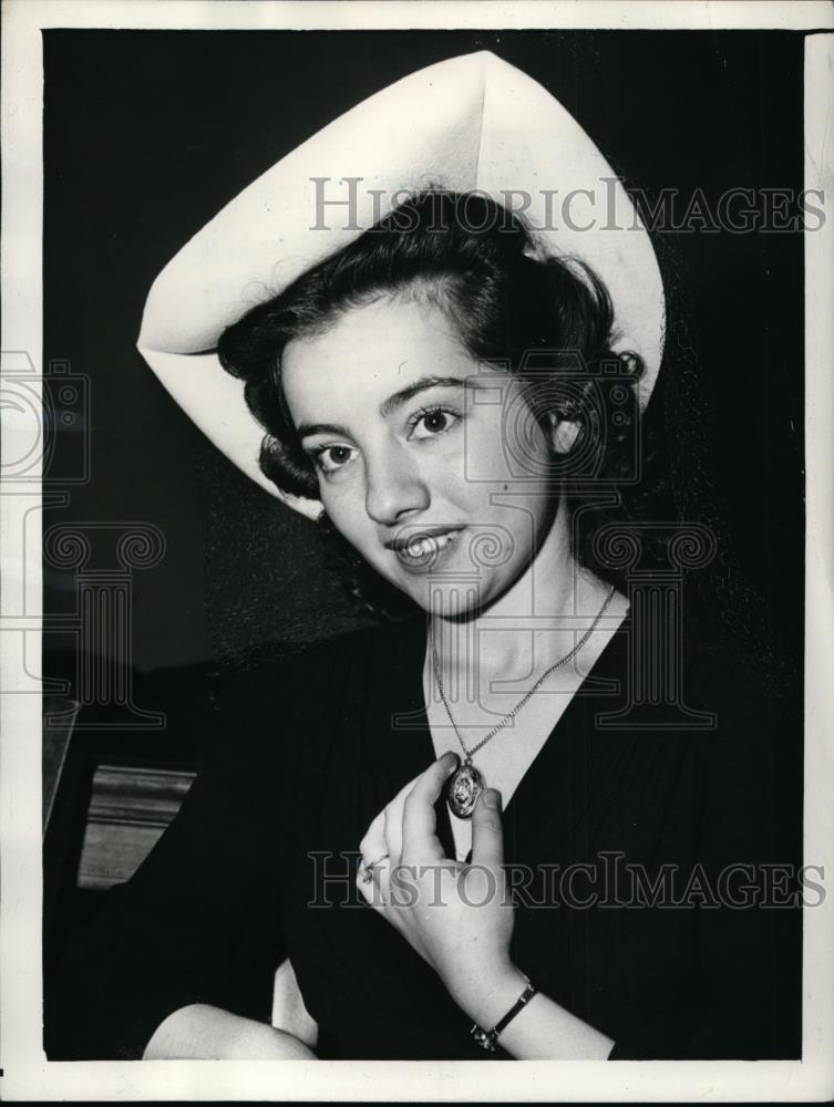 1942 Press Photo Esther Thalhammer After Winning Divorce Lawsuit - nef01357 - Historic Images