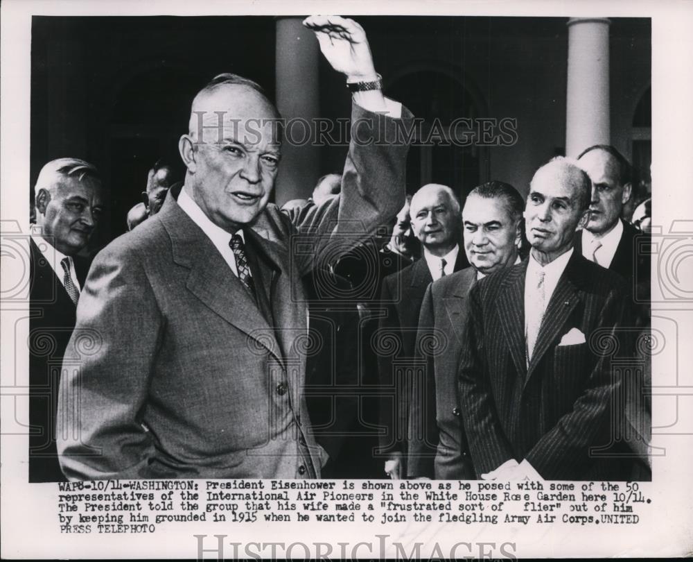 1953 Press Photo President Eisenhower Posed With The International Air Pioneers - Historic Images