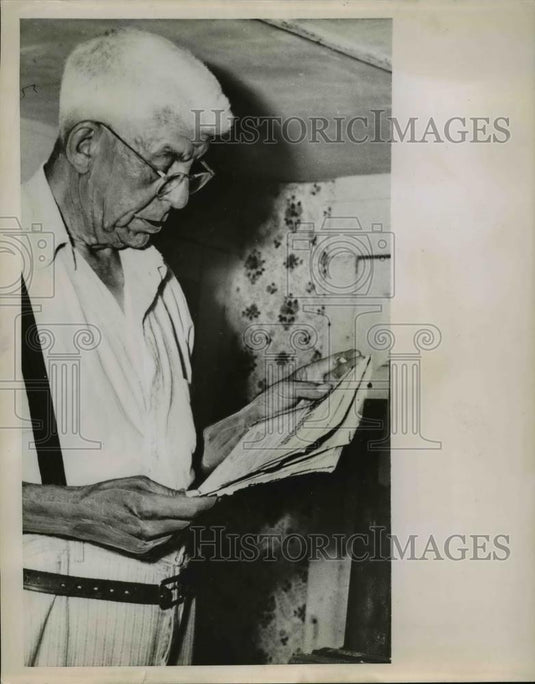 1952 Press Photo Frank Collins of Cape Cod Mass goes barefooted and run bookshop - Historic Images