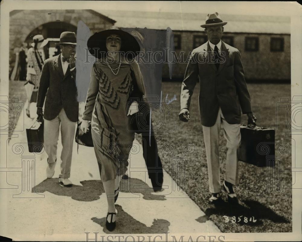 1925 Press Photo Mr & Mrs Leonard Thomas & Marquis de Narros in Newport - Historic Images