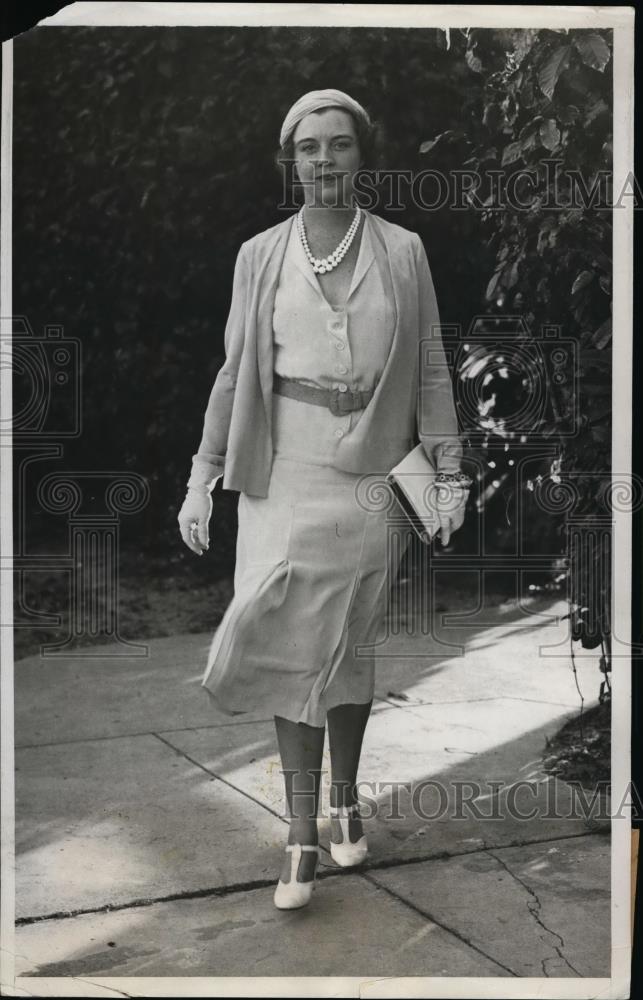 1932 Press Photo Mrs Leonard Thomas takes a walk in Palm Beach FL - nef01411 - Historic Images