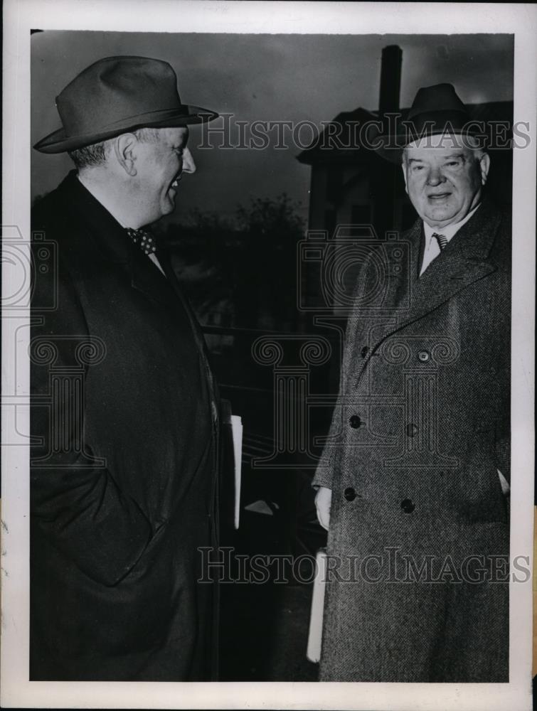 1945 Press Photo Herbert Hoover And Virgil Jordan Attend The Annual Conference - Historic Images
