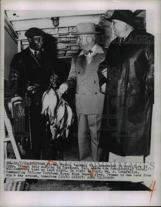 1950 Press Photo Pres.Harry S.Truman presented with 30 rock fish by Wm Wyatt - Historic Images