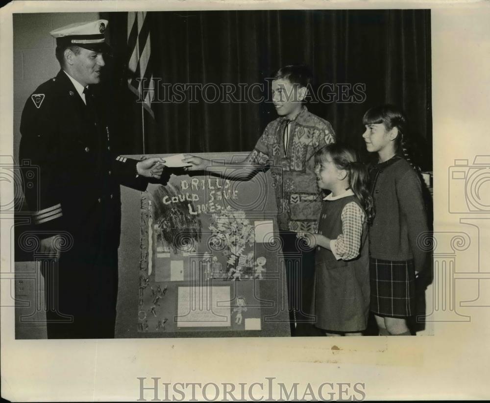 1967 Press Photo Fire Chief Louis Thompson hands out award to Anthony Teleci - Historic Images