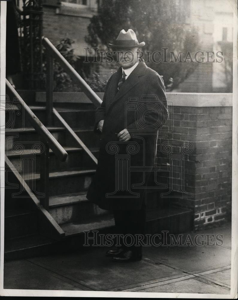 1929 Press Photo Pres.Herbert Hoover entering his home in Washington - Historic Images