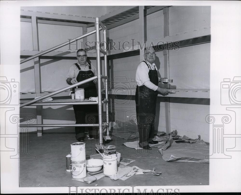 1961 Press Photo Nicholas Francis &amp; MD Kearns paint inside of Little Sisters - Historic Images