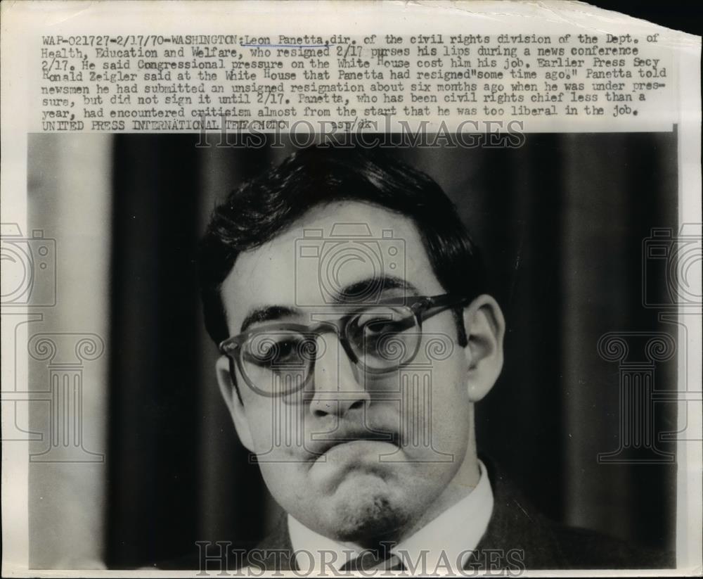 1970 Press Photo Leon Panetta resigns gives news conference after resignation - Historic Images