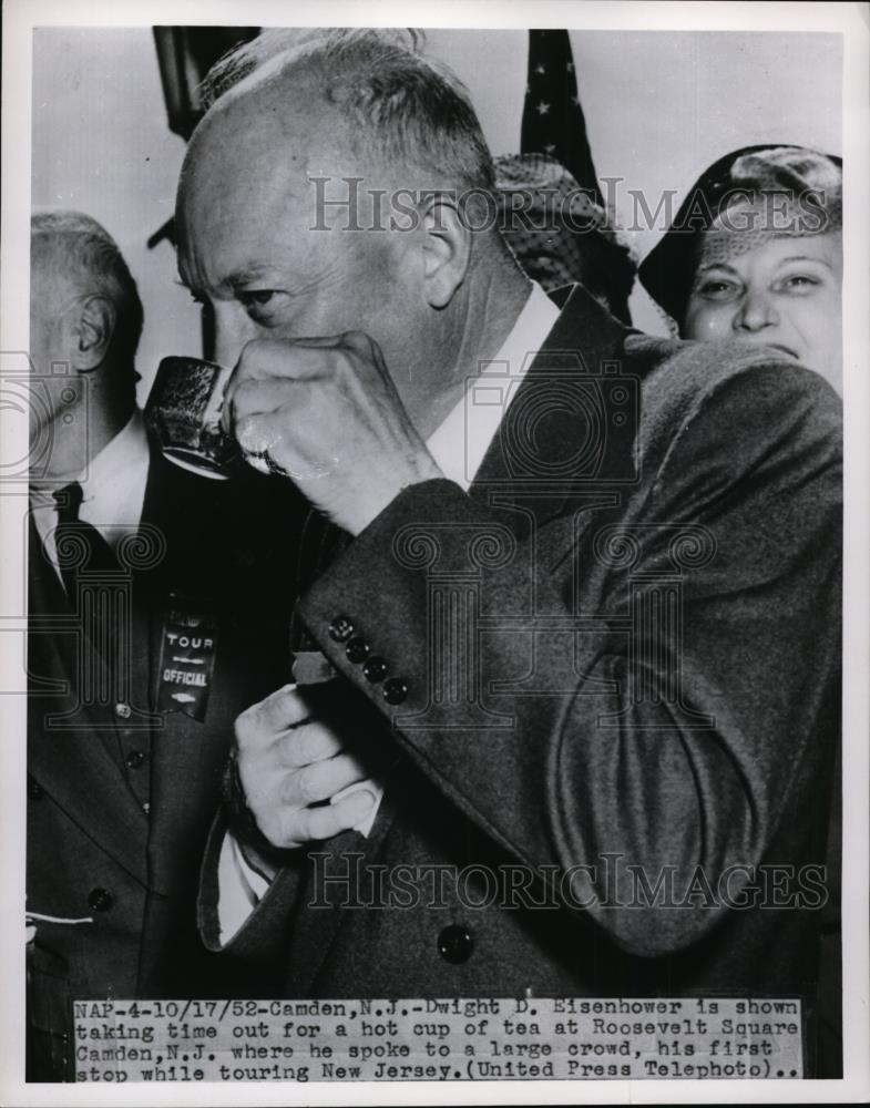 1952 Press Photo Dwight Eisenhower drinks tea while taking a break in Camden NJ - Historic Images