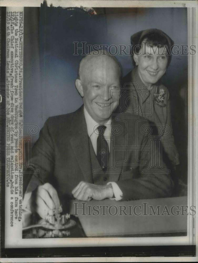 1955 Press Photo Pres.and Mrs.Dwight Eisenhower watched light the Christmas Tree - Historic Images