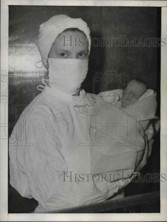 1945 Press Photo Nurse Margaret Stoehr holds Elizabeth Ann Reyman - nee95362 - Historic Images