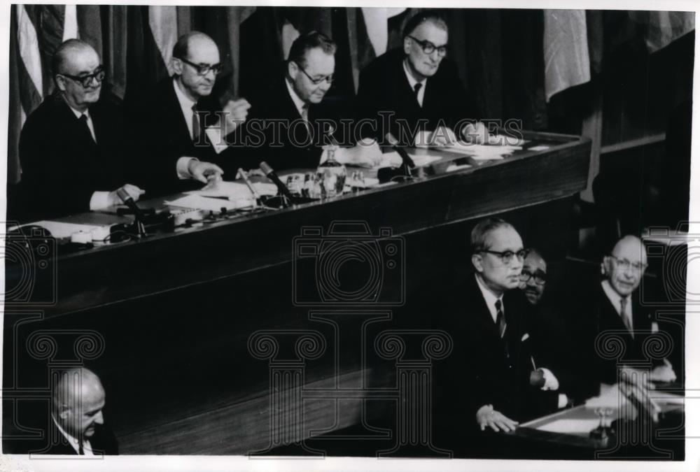1969 Press Photo U.Thank,U.N.Sec.General address to Labor Group in Geneva - Historic Images