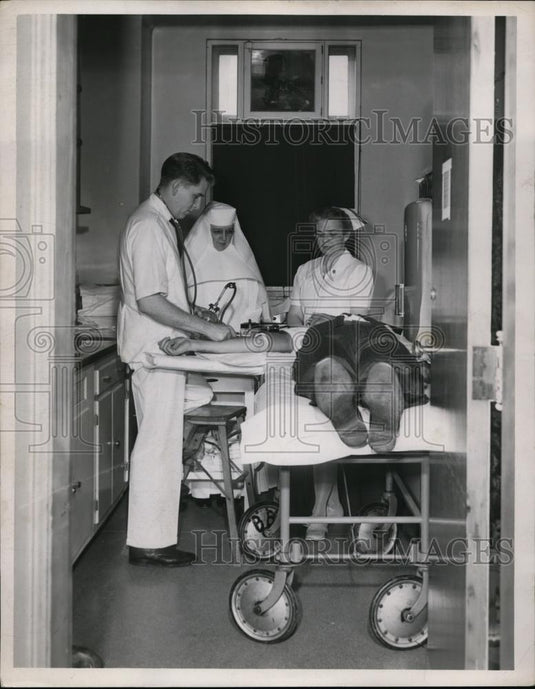 1948 Press Photo Donor in crowded blood bank at St. John's Hospital - nef00006 - Historic Images