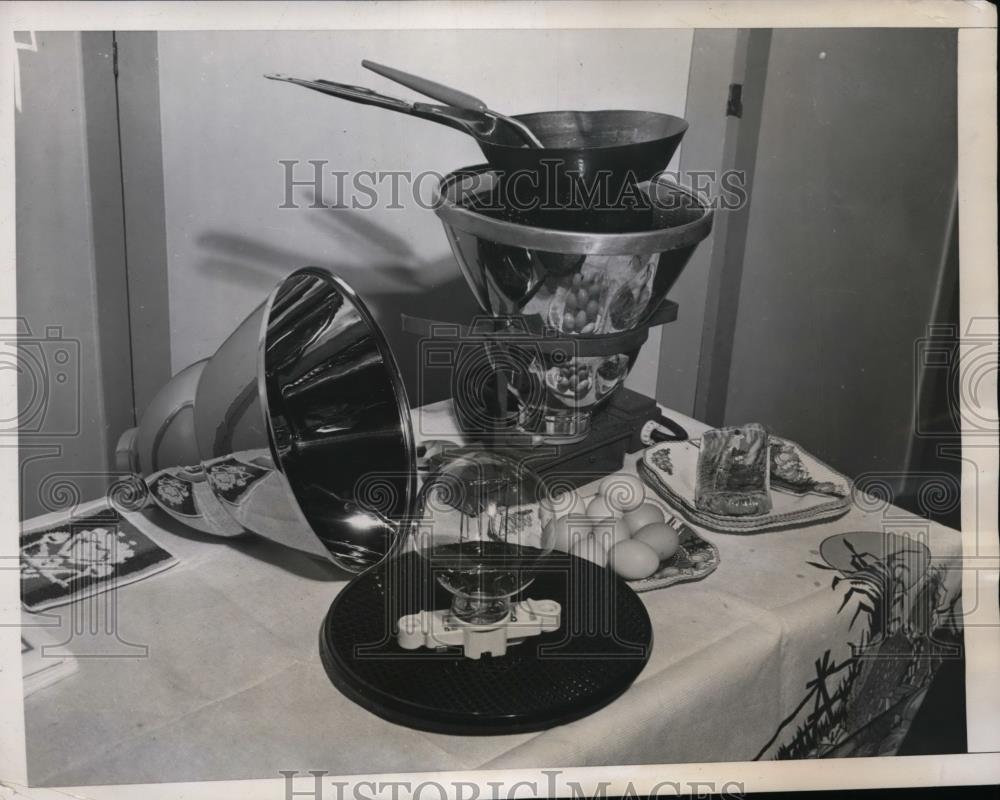 1940 Press Photo Infrared lamp gives off enough energy to cook eggs - nef00754 - Historic Images