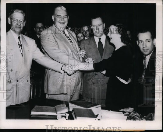 1950 Press Photo Clarice Spurlock clasps hands with her attorneys - nee94465 - Historic Images