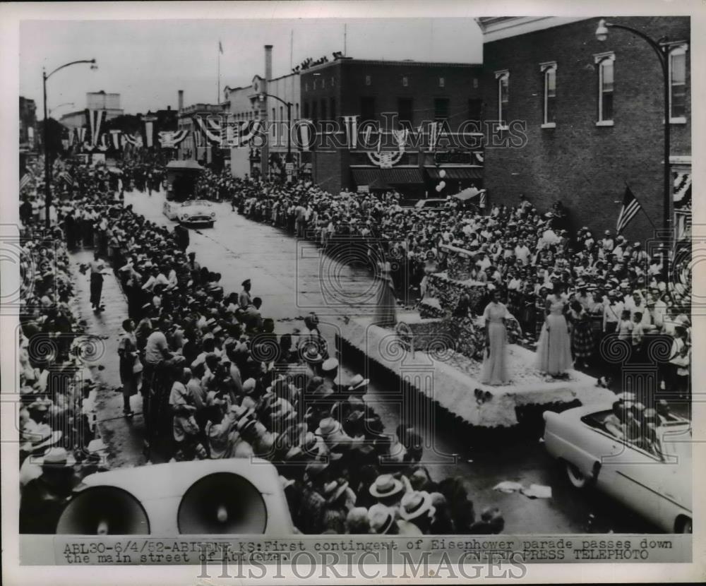 1952 Press Photo Pres. Dwight Eisenhower Parade passes down street of Abilene - Historic Images