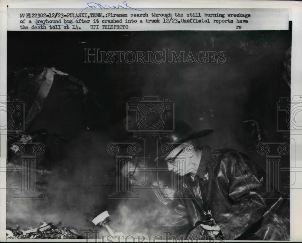 1959 Press Photo Firemen Search Trough The Burning Wreckage Of Greyhound Bus - Historic Images