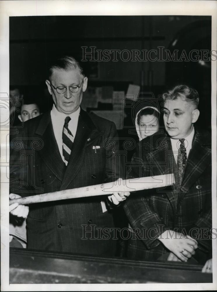 1945 Press Photo Detective William Hill holds handle of sledgehammer - Historic Images
