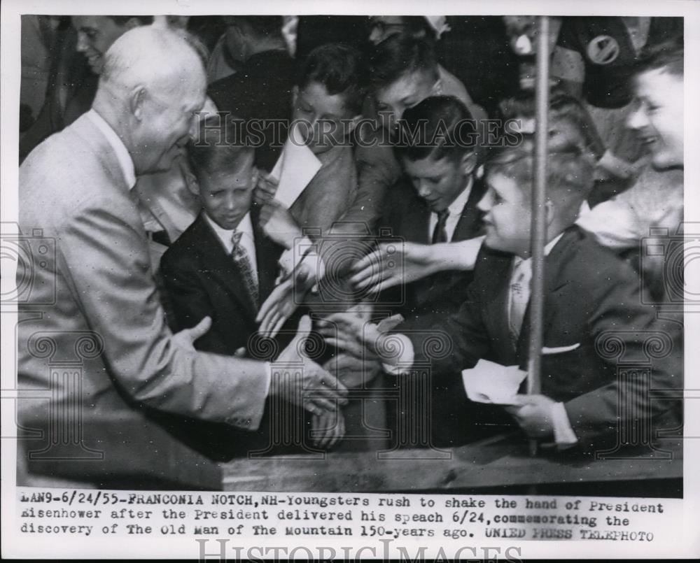 1955 Press Photo Children Rush To Shake The Hands Of President Eisenhower - Historic Images