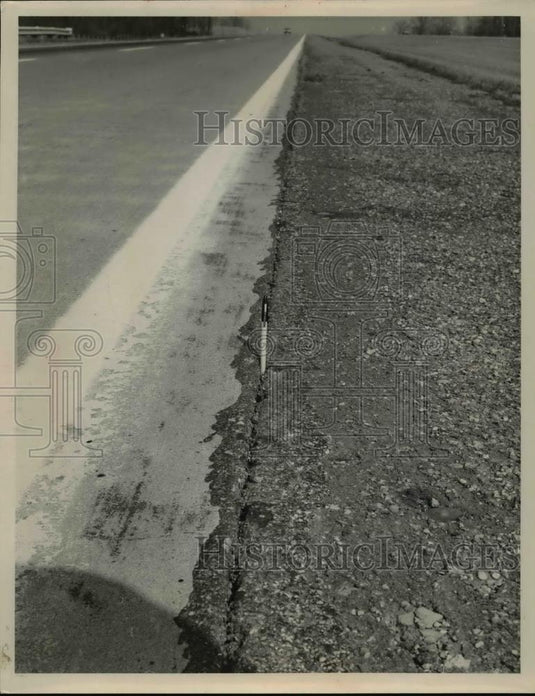 1963 Press Photo Crack in I-71 Interstate Highway - nee95300 - Historic Images