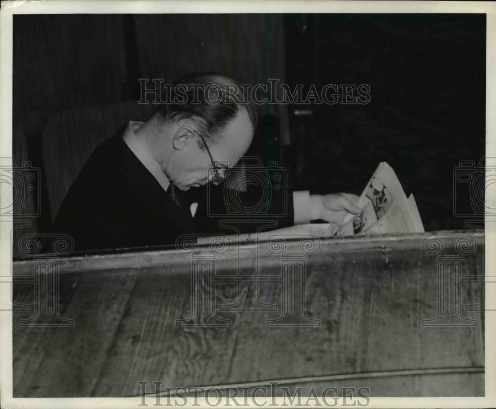 1938 Press Photo Deems Taylor Reading The Article Of His Friend In The Newspaper - Historic Images
