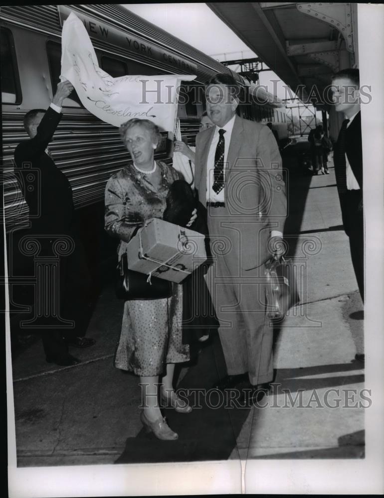 1957 Press Photo A Woman And A Man At The Train Station - nee95847 - Historic Images