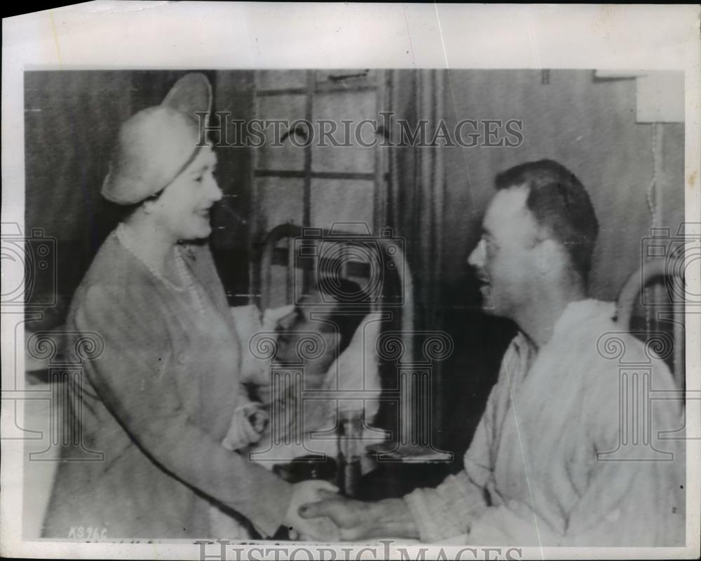 1944 Press Photo Queen of England shakes hands with Capt HB Conden - nef01845 - Historic Images