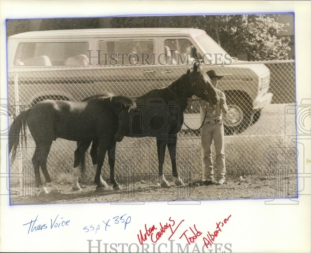 1989 Press Photo Todd Albertson prepares his horse for a ride spa216