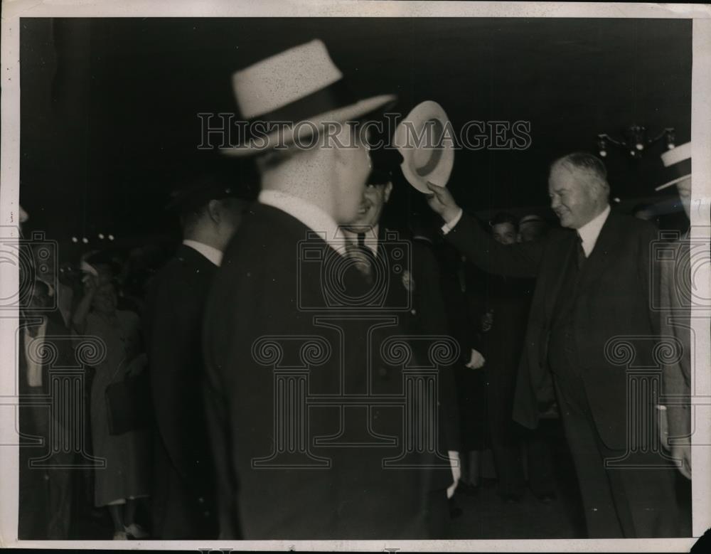 1936 Press Photo Herbert Hoover smiles and salutes crowd on station platform - Historic Images