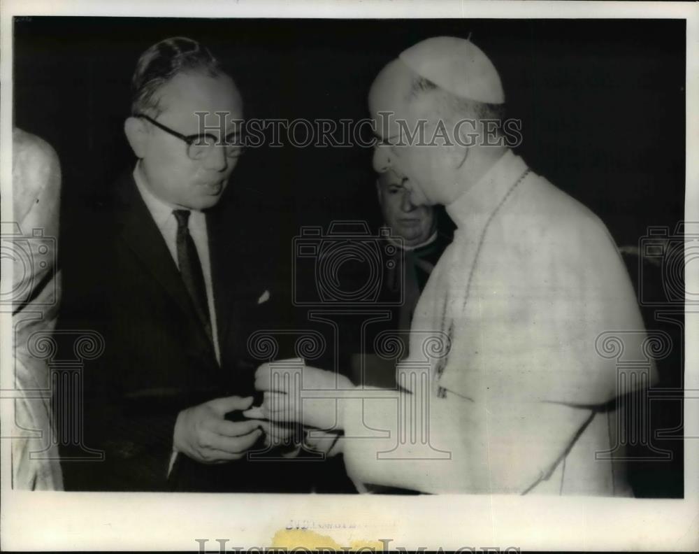 1963 Press Photo Pope Paul VI presents medallion to UN Secretary General U Thant - Historic Images