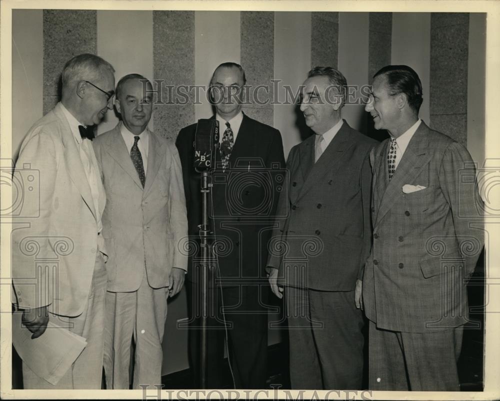 1943 Press Photo Company leaders say nation must support troops - nef00447 - Historic Images