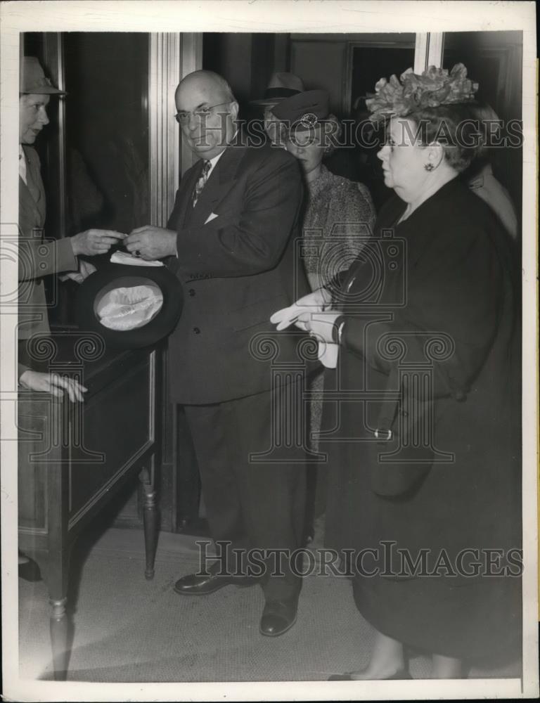 1945 Press Photo Shipbuilder Henry J. Kaiser and Wife Arrive at UNCIO Conference - Historic Images