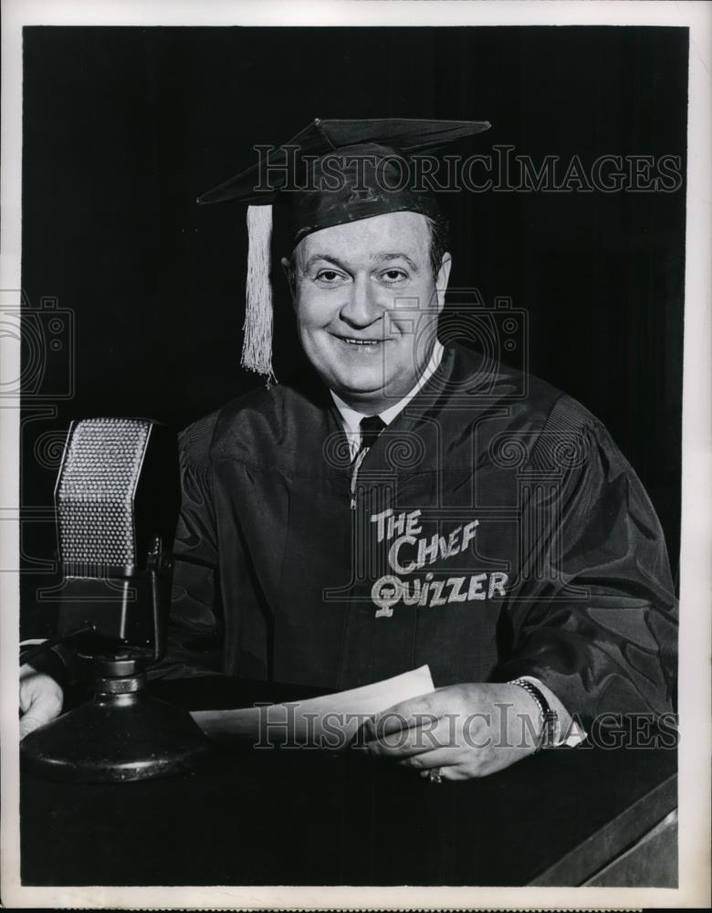 1952 Press Photo Host Joe Kelly of &quot;Quiz Kids&quot; CBS Radio Program - nef01333 - Historic Images