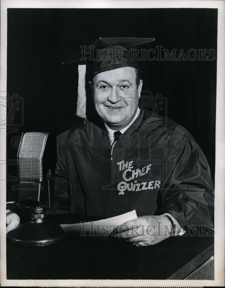 1952 Press Photo Host Joe Kelly of "Quiz Kids" CBS Radio Program - nef01333 - Historic Images