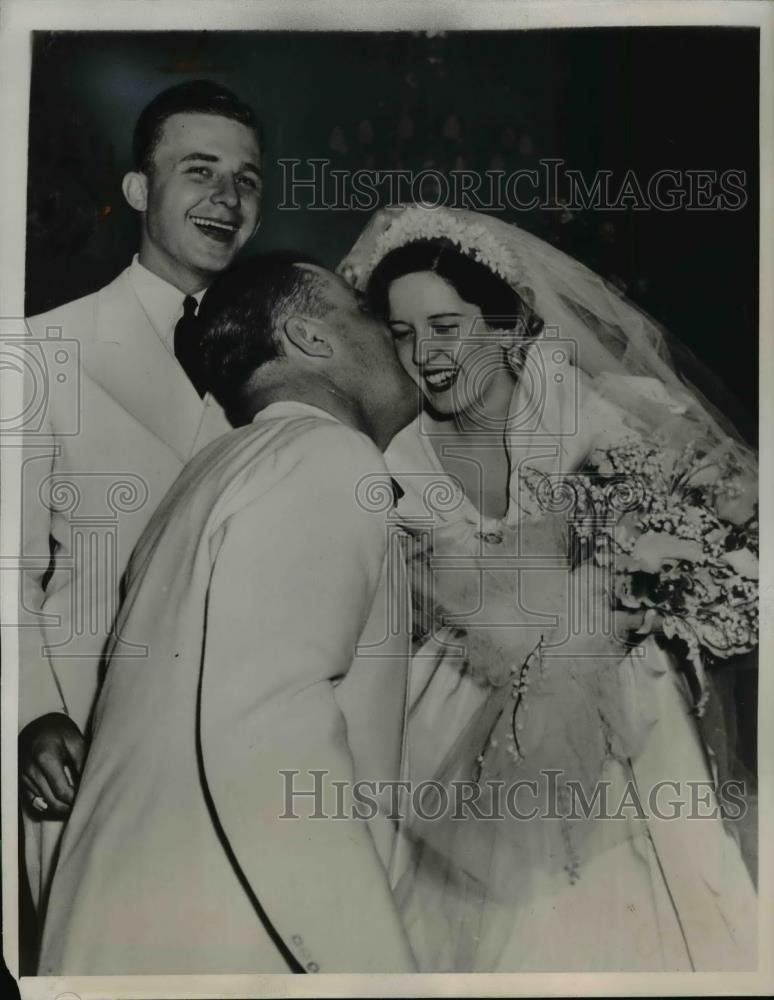 1938 Press Photo Gov Richard Leche of Louisiana kissed his bride Rose Long - Historic Images