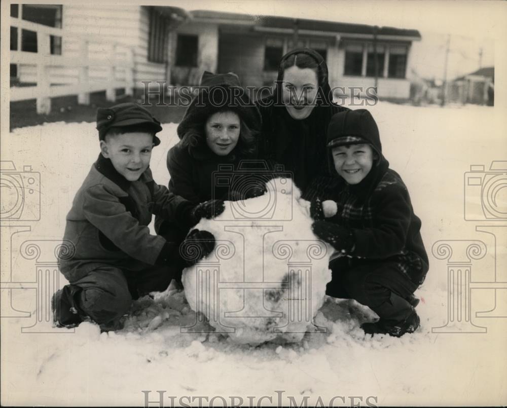 1949 Press Photo Mrs Rodney Long builds snowman with her daughter Cynthia - Historic Images