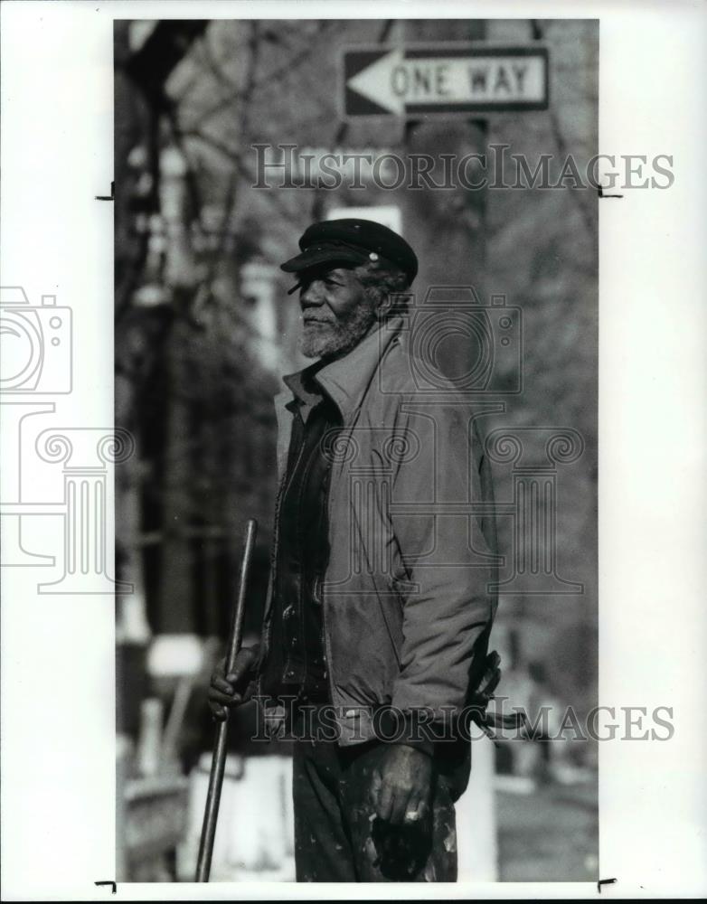 1990 Press Photo Ahara ben Nez resident of E. 79th St., &amp; Lagrange Ave. - Historic Images