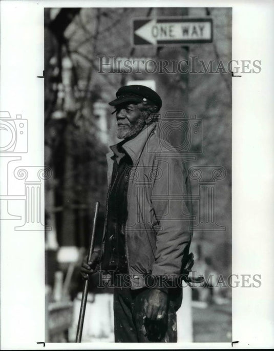 1990 Press Photo Ahara ben Nez resident of E. 79th St., & Lagrange Ave. - Historic Images