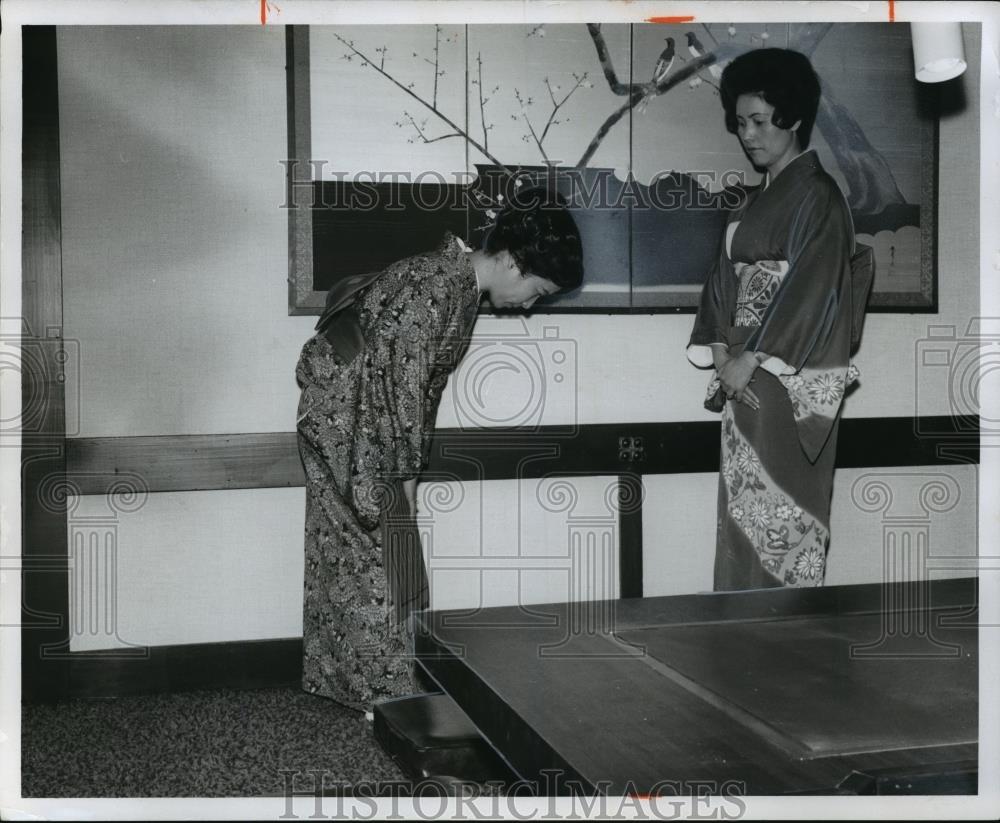 1974 Press Photo Samurai Japanese Steak House - cvb74821 - Historic Images