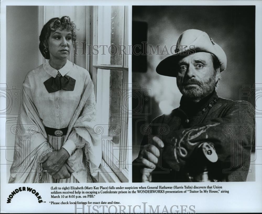 Press Photo Mary Kay Place and Harris Yulin in &quot;Traitor in My Home&quot; - cvb73468 - Historic Images
