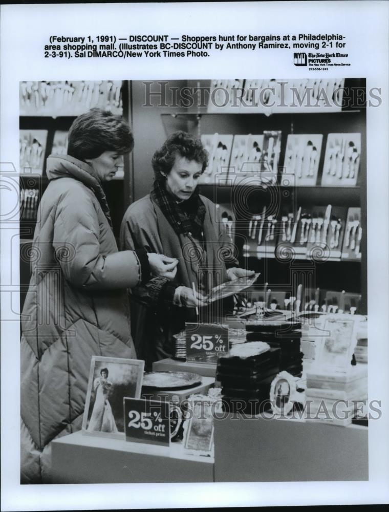 1991 Press Photo Shoppers hunt for bargains at a Philadelphia area shopping mall - Historic Images