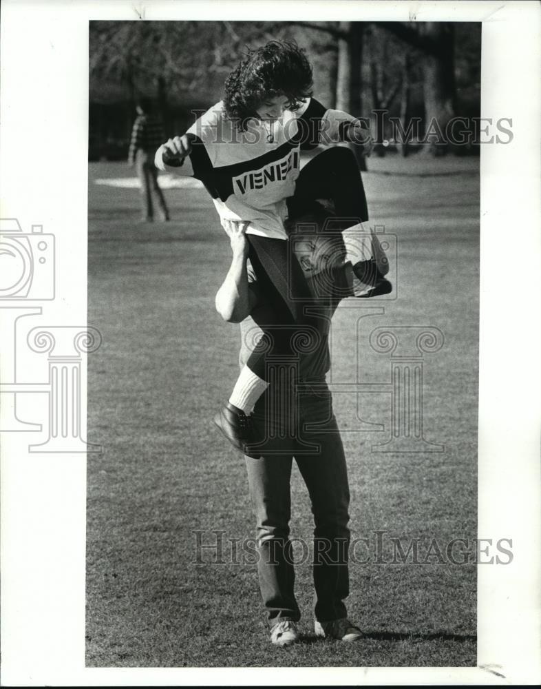 1987 Press Photo Scott Wolff 17, of Eastlake and Colleen Krych , 17, of Brooklyn - Historic Images